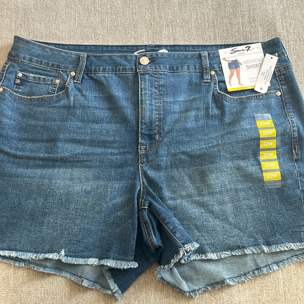 Seven7 Comfortable Stretch, Weekend Jean Shorts. Size 22W. NWT.